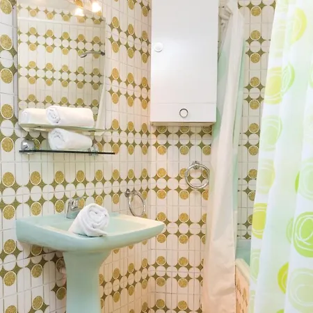 Villa Sleeps 7 *